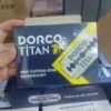 Vỉ 100 lưỡi lam DorcoTitan màu xanh được sản xuất 100% từ nguyên liệu thép không gỉ, được phủ nhiều lớp kim loại tạo độ bền dẻo nên mang lại sự bén sắc hơn.