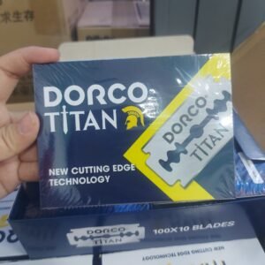 Vỉ 100 lưỡi lam DorcoTitan màu xanh được sản xuất 100% từ nguyên liệu thép không gỉ, được phủ nhiều lớp kim loại tạo độ bền dẻo nên mang lại sự bén sắc hơn.